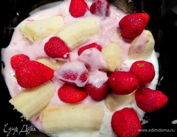 В густой йогурт (не питьевой!) кладем ягоду (у меня клубника) и бананы. При необходимости добавляем сахар, я кладу мало (обычно 1 ч. л.), мне хватает сладости от ягод и бананов.