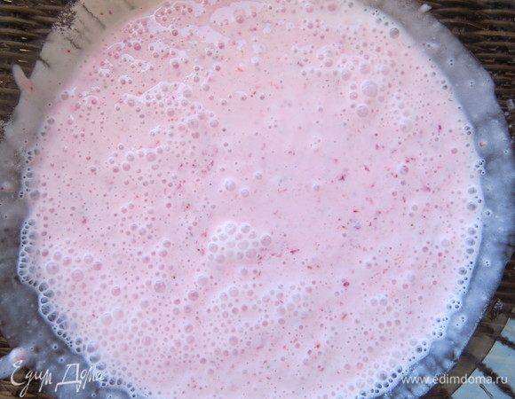 Пробиваем ягоды, бананы и йогурт блендером.