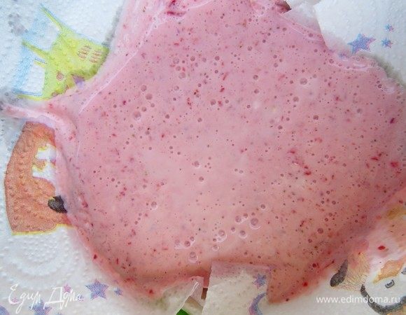 При необходимости фруктово-ягодную йогуртовую массу можно отвесить на ночь, тогда пастила подсушиться быстрее. Поскольку я сушила в духовке, я эту процедуру проделала. Если будете сушить в сушилке, то эти шаги можно опустить.
Застилаем дуршлаг несколькими слоями марли, у меня просто бумажное полотенце в несколько слоев. Выливаем нашу йогуртовую смесь, сверху можно поставить пресс, ставим в холодильник. Через 10-12 часов лишняя влага уйдет, а сама йогуртовая масса станет гуще, очень удобно делать эту процедуру на ночь.