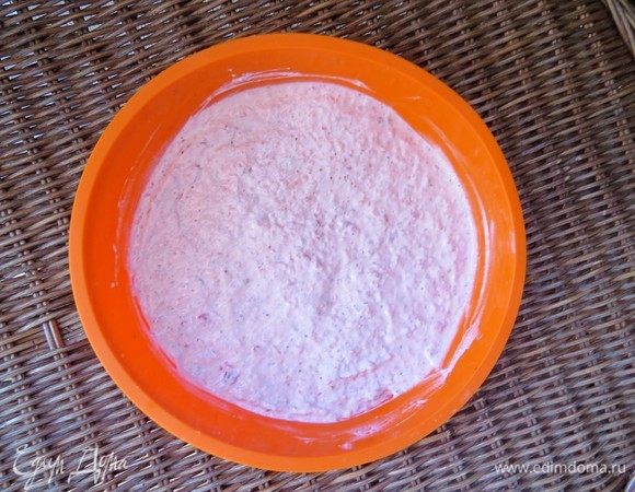 Йогуртовую смесь выливаем на поддон электросушилки, предназначенный для пастилы. Поддон предварительно смазываем растительным маслом без запаха. Я вылила йогуртовую смесь в силиконовую форму. Толщина примерно 5-6 мм.