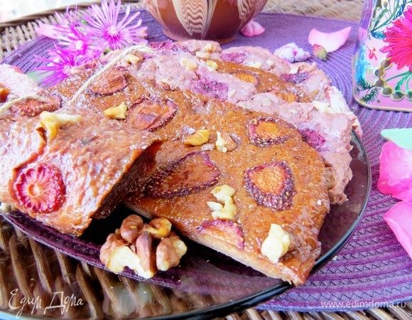 Время сушки зависит от толщины слоя и той степени просушки, которая нравится именно вам. Можно высушить до мягкого тягучего состояния или почти до ломкости. Но в любом случае будет очень ароматно и вкусно.
В сушилке сушить 10-12 часов при температуре 60°С.
В духовке сушить с включенным режимом конвекции при температуре 70°С около 12-14 часов.