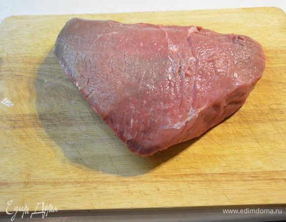 Берем хорошую мякоть без жил, костей и пленок. Мясо помыть и просушить бумажным полотенцем.