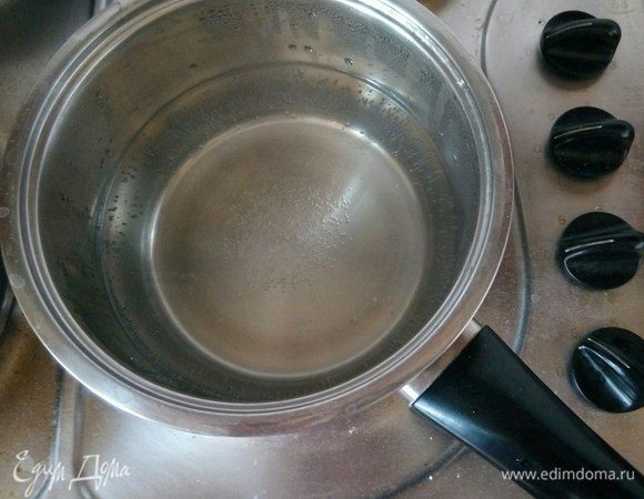 Сначала необходимо вкрутую отварить яйца. Это займет 7-8 минут. Чтобы вам было легче очистить яйца от скорлупы, добавьте при варке в воду небольшую щепотку соли.