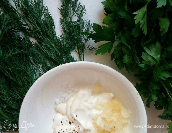 Смешать майонез, перец, соль и чеснок.
Майонез можно заменить на сметану.
Чеснок можно не использовать, но смысл этой закуски именно в нем, т.к он придает легкую остроту.