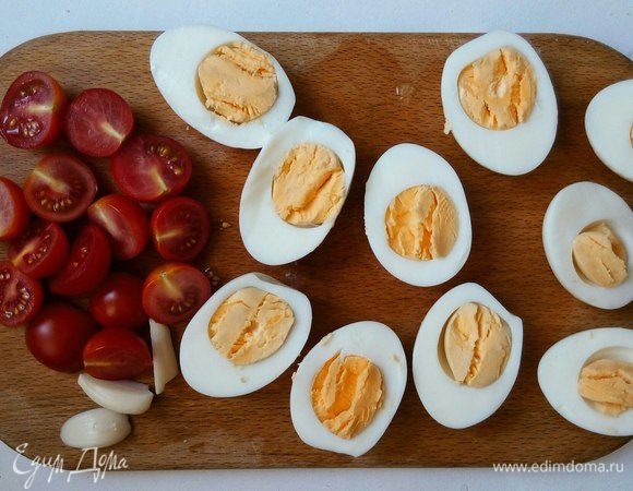 Далее разрежьте яйца на половинки и извлеките отваренный желток. 