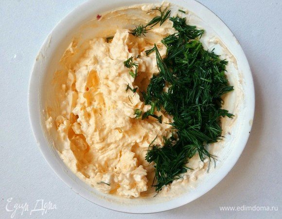 Тщательно перемешайте до однородной массы и добавьте зелень.