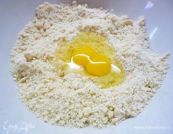 Добавляем яйцо (у меня оказалось с двумя желтками).