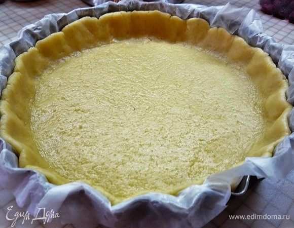 Распределяем тесто в форму (диаметр 25-26 см) и убираем в холодильник на 15 минут. Затем запекаем в заранее разогретой духовке при температуре 200°С 12 минут до появления легкой корочки.