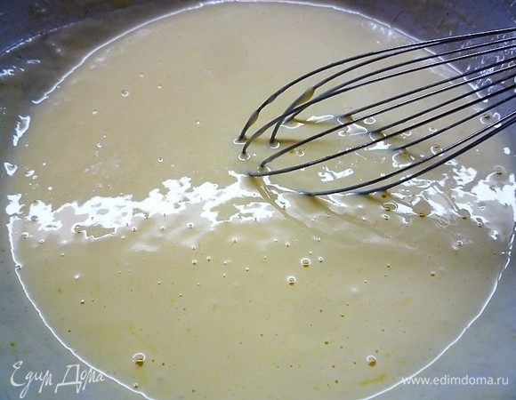 Для начинки в чашке смешиваем яйца, сахар, ванильный сахар, сметану. Все хорошо взбиваем.