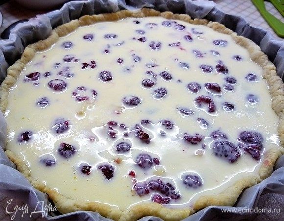 Выливаем сверху яично-сметанную начинку.