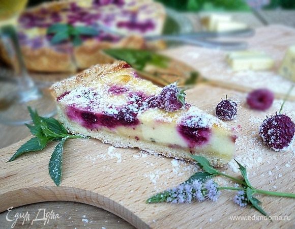 Перед подачей пирог остужаем, украшаем ягодками малины, мятой и посыпаем сахарной пудрой. Можно подать с бокалом охлажденного белого вина. Приятного аппетита!