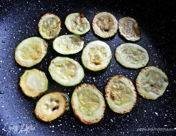 Обжарить в два приема с двух сторон.