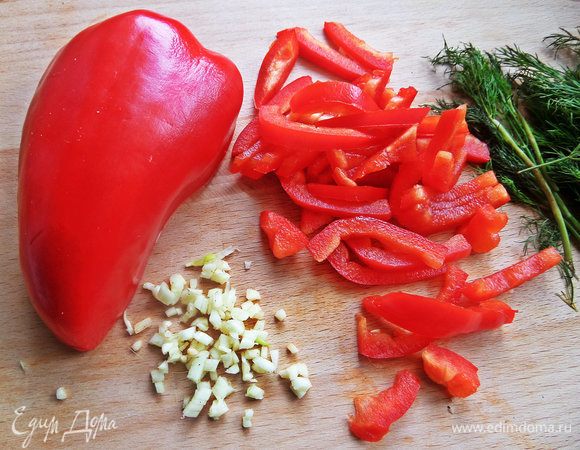 Перец нарезать соломкой, чеснок измельчить.