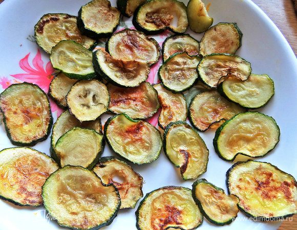 Вынуть обжаренные цукини.