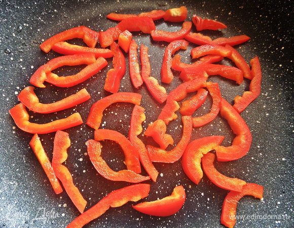 В той же сковороде обжарить быстро кусочки перца. В оригинале томат тоже нужно обжарить, но я не стала.