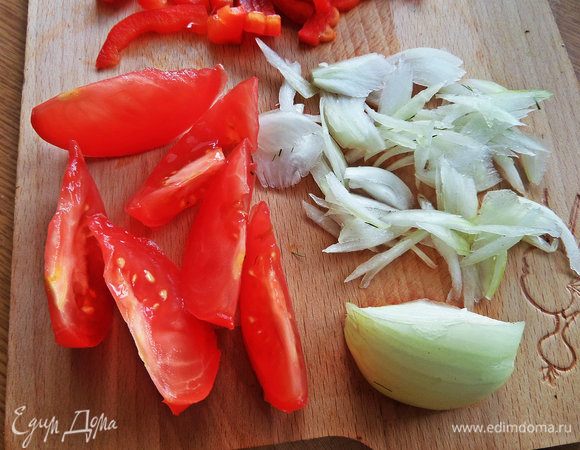 Лук тонко нарезать, помидор поделить на дольки.