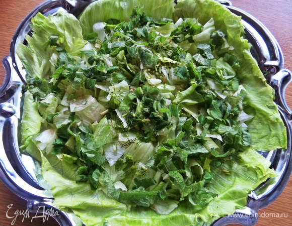 На дно тарелки насыпать нарезанную зелень и еще айсберг, как у меня.