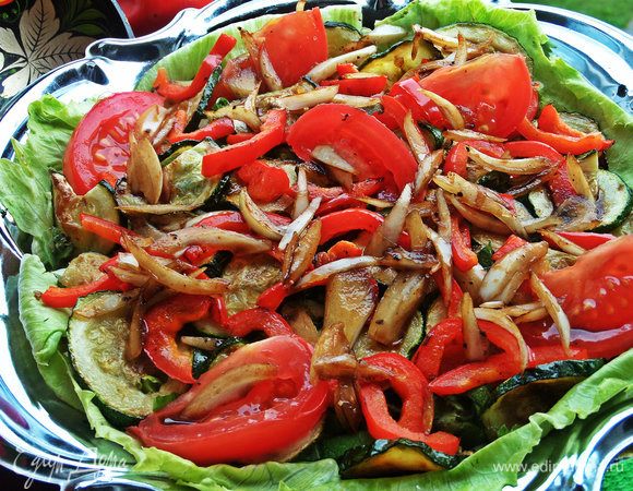 Вылить сверху заправку с луком.