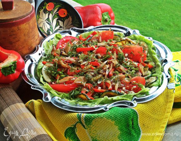 Салатик довольно хрустящий, а мягкие цукини вполне гармонируют с сочными овощами.