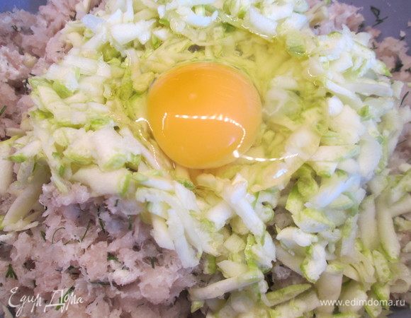 Натираем на крупной терке кабачок, добавляем и вбиваем в фарш яйцо.
