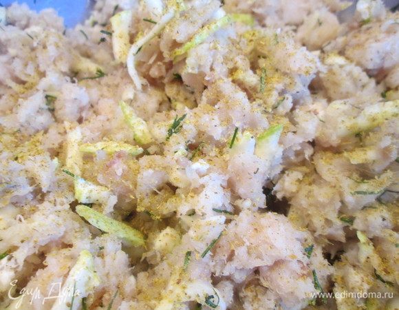 Теперь специи: хмели-сунели, перец, соль.