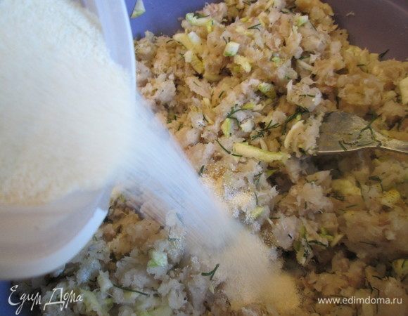 Добавляем манку и даем фаршу постоять, чтобы манка немного разбухла.