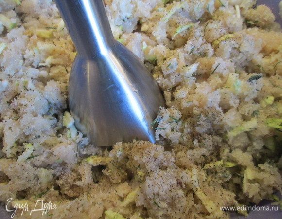 Лук немного припускаем на смеси растительного и сливочного масел, добавляем в фарш. Можно просто тщательно перемешать фарш, а я в этот раз взбила его погружным блендером.