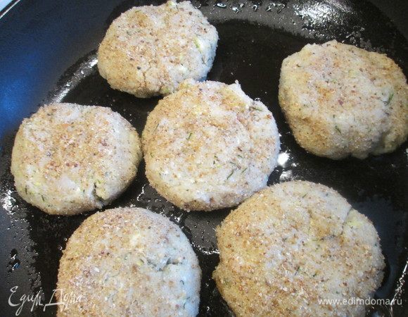 Теперь формируем мокрыми руками котлетки и обжариваем на смеси масел (топленого и растительного) по паре минут с каждой стороны. Затем добавляем немного воды или любого бульона и томим под крышкой минут 10.