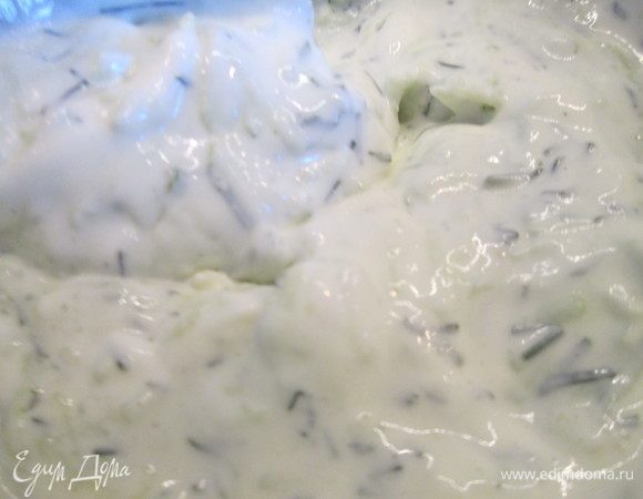 Можно сделать соус из сметаны, йогурта или их смеси, добавив натертый на мелкой терке огурец, зелень и чуточку чеснока (по желанию).