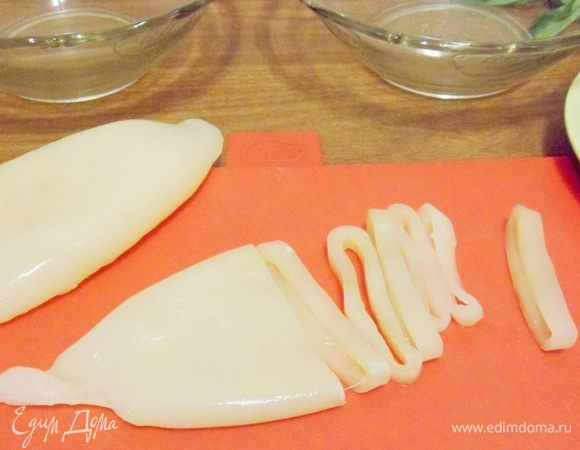 Нарезать кальмары кольцами толщиной около 5 мм.