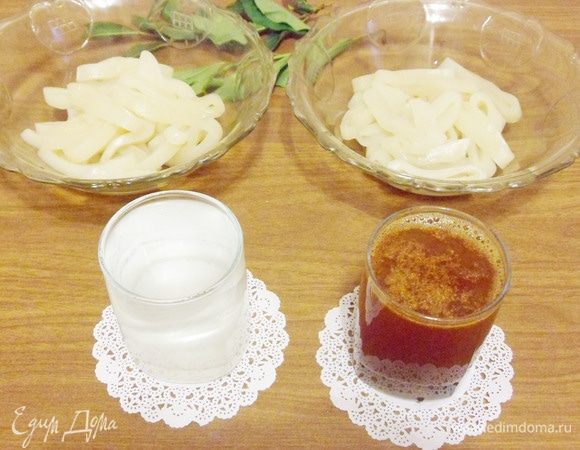 Приготовить рассол. В 500 мл теплой (чтобы соль полностью растворилась) воды добавить соль и сахарный песок. Размешать до полного растворения соли и сахара. Всего у меня было 4 тушки кальмаров. Из 2 кальмаров приготовлю сушеные кальмары натуральные, а из 2 других —
 сушеные кальмары с красным острым молотым перцем. Поэтому рассол перелила в 2 стакана и в один из них добавила перец.