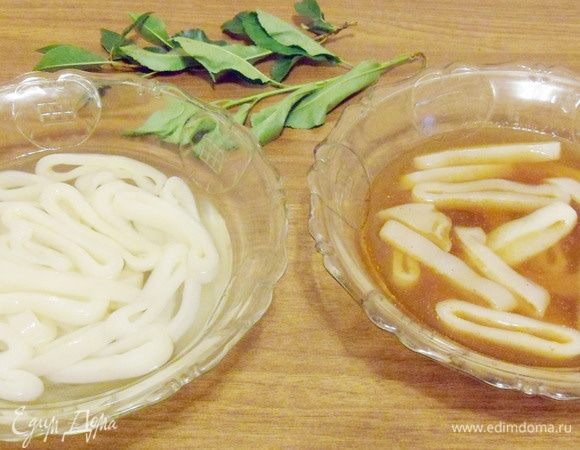 Залить подготовленным рассолом кольца кальмаров. Оставить на 1-2 часа солиться. 