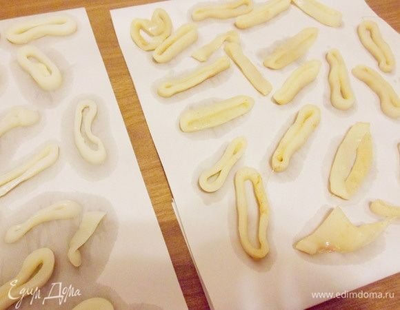 Затем кольца кальмара отделить от рассола и подсушить на бумажном полотенце около 30 минут.