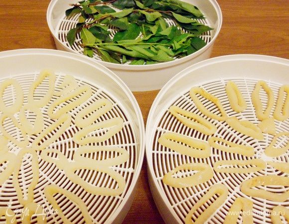 Свободно разложить кольца кальмаров в поддоны электросушилки. 