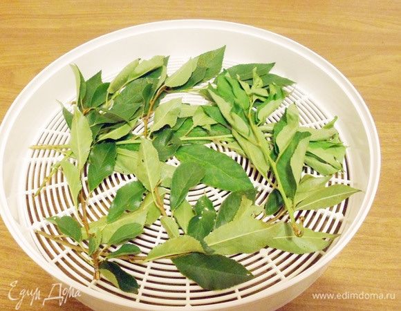 Для аромата на самый нижний поддон можно разложить вишневые веточки.