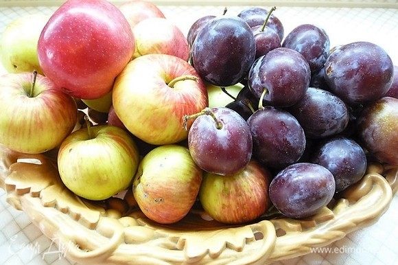 Приготовим фрукты. Яблоки моем, очищаем от кожуры, нарезаем небольшими дольками, удаляем семенные коробочки. Из сливы удаляем косточки.