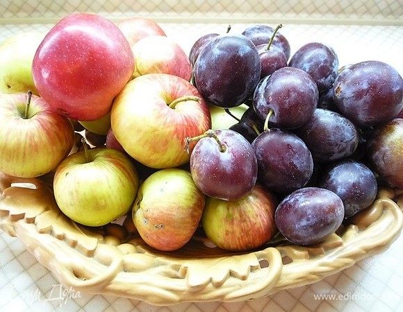 Приготовим фрукты. Яблоки моем, очищаем от кожуры, нарезаем небольшими дольками, удаляем семенные коробочки. Из сливы удаляем косточки.