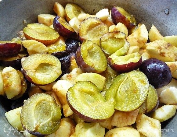 Высыпаем фрукты в кастрюлю, добавляем 100 мл воды и варим в течение 10-15 минут до мягкости, периодически помешивая. Остужаем до теплого состояния, пюрируем с помощью блендера, добавляем сахар и корицу и еще раз хорошо перемешиваем.