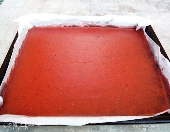 Противень застилаем бумагой для выпечки, смазываем растительным маслом без запаха и выливаем фруктовое пюре. Слой должен быть 5-7 мм.