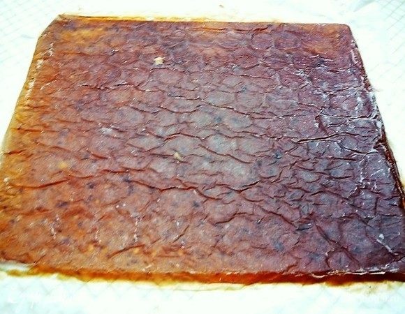 Готовую пастилу переворачиваем бумагой вверх, смачиваем бумагу водой и оставляем на несколько минут. Затем остатки воды убираем бумажным полотенцем и аккуратно снимаем бумагу.