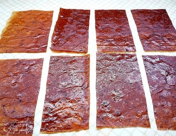 Нарезаем пастилу полосками.