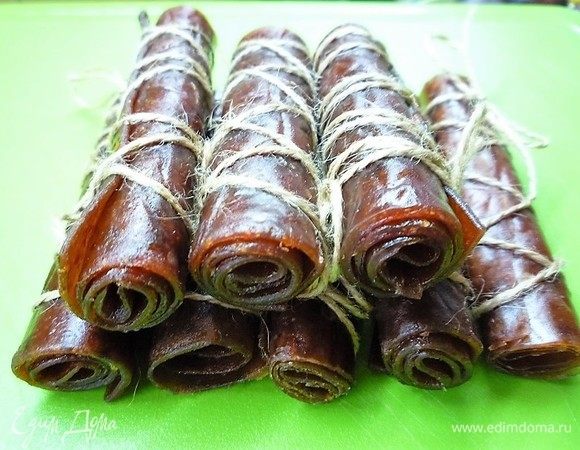 Сворачиваем в трубочки. У меня получилось 8 трубочек. Обвязываем пастилу веревочкой, чтобы она не раскручивалась. Храним в герметичной посуде при комнатной температуре.