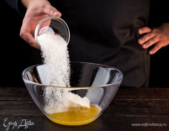 Приготовьте тесто. Для этого растопите сливочное масло, добавьте сметану, сахар, соль.