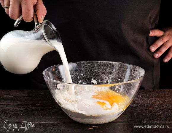 Постепенно введите остальную муку, яйцо и молоко в тесто. Хорошо вымешайте и поставьте в теплое место на 1 час. Затем обомните тесто 2 раза.