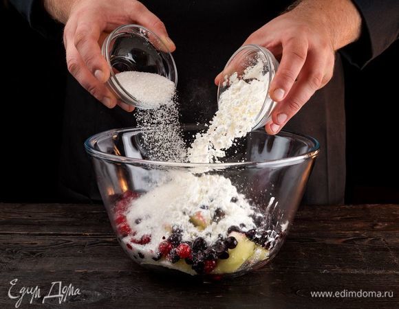 Добавьте сахар и крахмал.