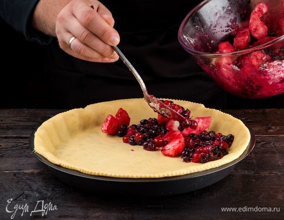 Выложите тесто в форму, оставляя бортики. Размер пирога регулируйте по желанию. Выложите начинку на тесто.