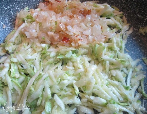 Далее кабачок натираем на крупной терке и обжариваем на смеси масел (топленого и растительного).