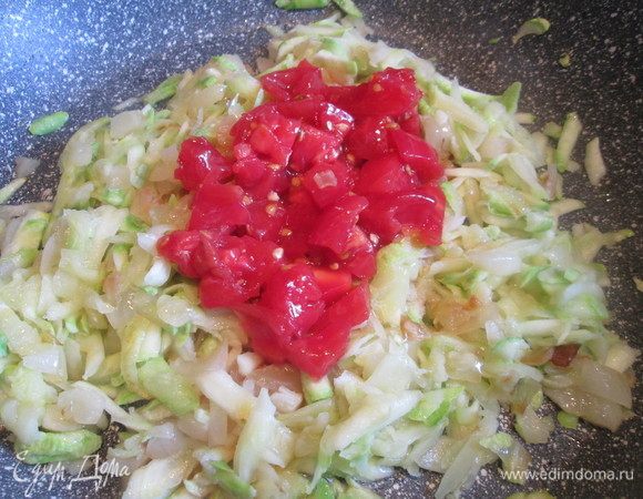 Помидоры очищаем от кожуры, мелко режем и тушим вместе с кабачками.