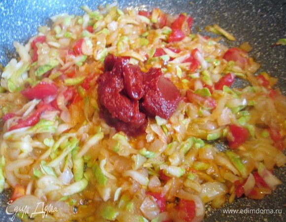Далее можно добавить томатную пасту, если помидоров было не достаточно.