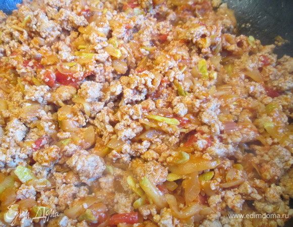 Отдельно обжариваем фарш и соединяем его с овощами. По желанию добавляем воду или бульон, тушим 10 минут.